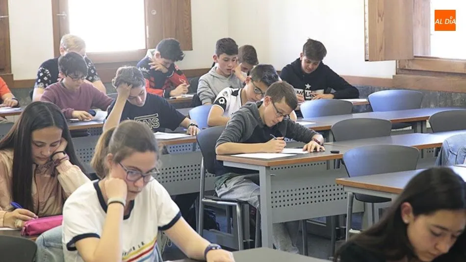 Foto de archivo de alumnos en un aula.