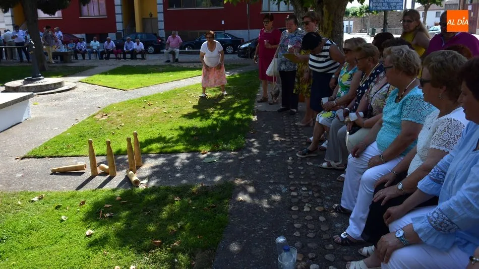Los juegos tradicionales como los bolos animaron la tarde festiva / E. Corredera