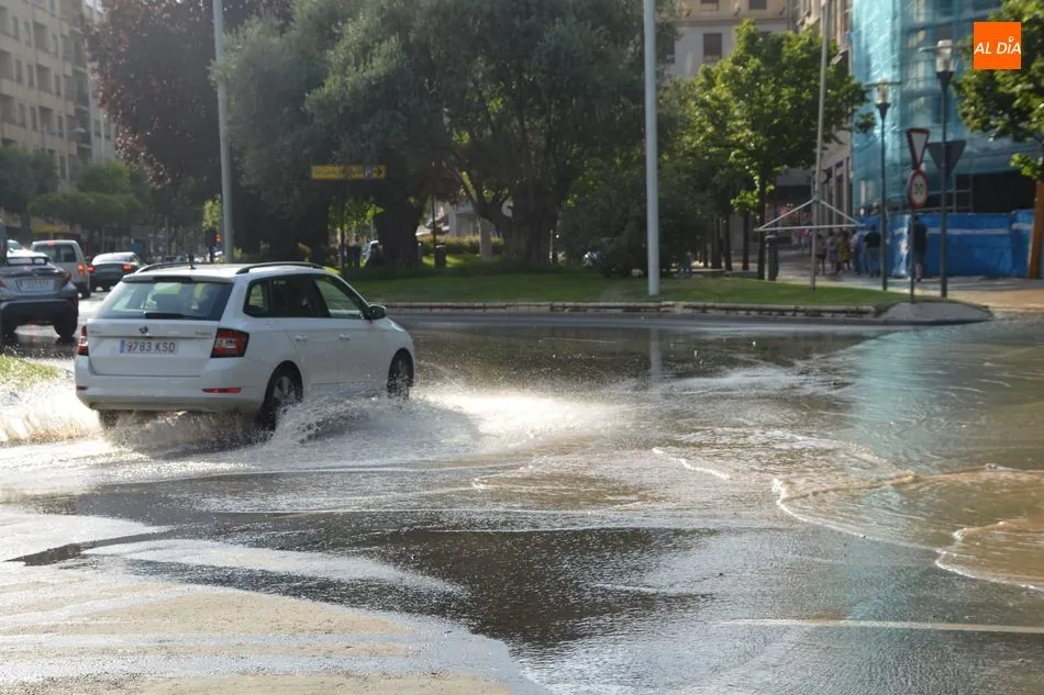 La plaza de España llena de agua / Lydia González