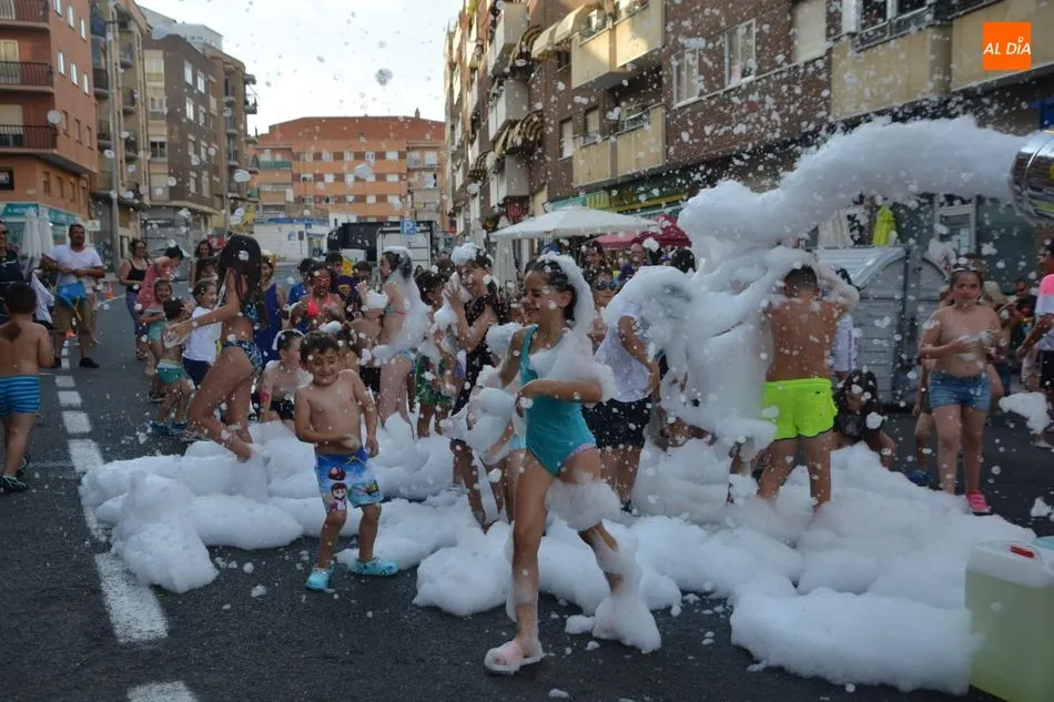 Fiesta de la espuma en Pizarrales / Lydia González
