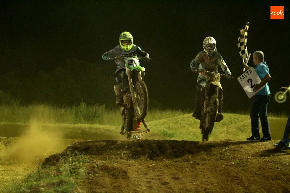 La villa disfruta de la emoción del motocross nocturno