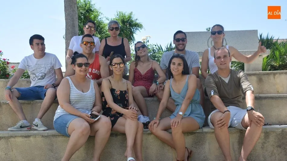 Un grupo de jovenes esperando la paella/ Lydia González