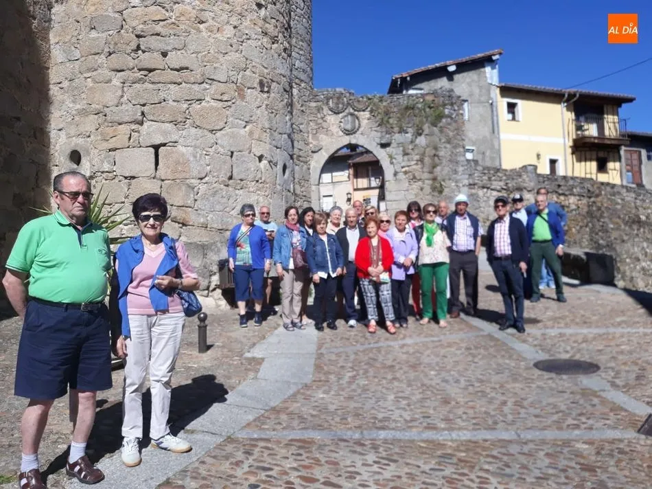El grupo a su paso por Miranda del Castañar