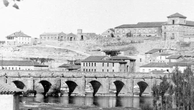 El antiguo cuartel de Intendencia sobre la Peña Celestina