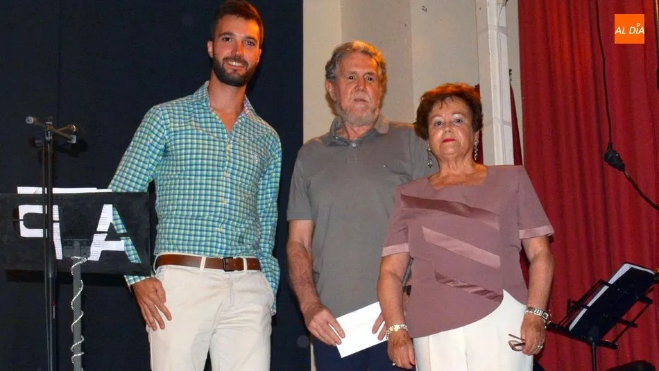 El alcalde, Carlos Pedraz, entregó el segundo premio a José Luis Bragado en presencia de Teruqui Robledo, presidenta del colectivo de mujeres / E. Corredera