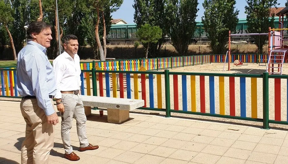 Carlos García Carbayo, alcalde de Salamanca, junto al concejal de Patrimonio, Julio López, en el barrio Los Alcaldes. Foto @CGCarbayo