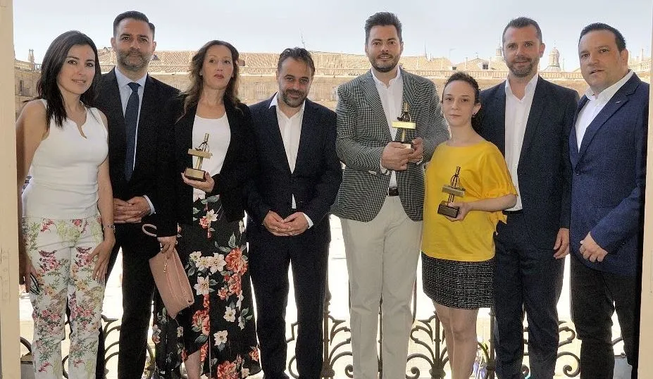 El concejal de Turismo, Fernando Castaño, y el presidente de la Asociación de Empresarios de Hostelería, Álvaro Juanes, junto a los galardonados