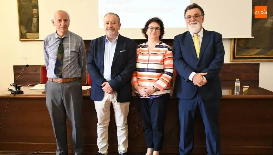 La vicerrectora de Docencia y Evaluación de la Calidad de la Universidad de Salamanca, Izaskun Álvarez Cuartero, en el centro, en la inauguración de este congreso. Foto RVT