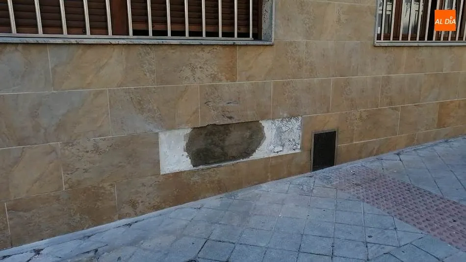 Estado de la pared, tras la reparación del impacto, en la calle Vitigudino, esquina con la calle Fray Luis de Granada. Foto de RVT
