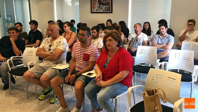 Vecinos y peñistas participaban en la reunión organizada por el Ayuntamiento para el diseño del programa de fiestas