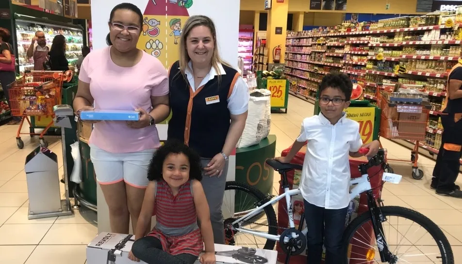 Los escolares agraciados han sido: Daniel Fuentes Santana, Azucena de la Granja Macías y Jennifer Agüero Castro, que han recibido una bicicleta, una tablet y un patinete, respectivamente