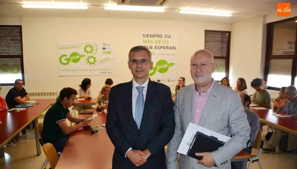 El concejal de Promoción Económica y Oportunidades de Inversión, Juan José Sánchez Alonso, y el director de programas de la Escuela de Organización Industrial, Luis Sánchez Henríquez, en su visita a estos emprendedores. Foto de Lydia González