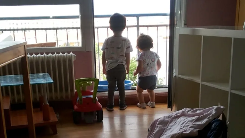 Fotografía de los dos hijos en la vivienda en la que todavía reside la familia.