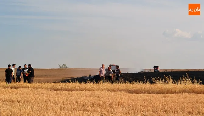 Dos dotaciones de Bomberos trabajaban en la extinción del fuego generado en una tierra en Cantaracillo