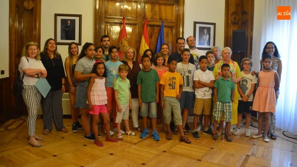 La subdelegada del Gobierno posa con los niños saharauis y las familias salmantinas. Foto: Lydia González