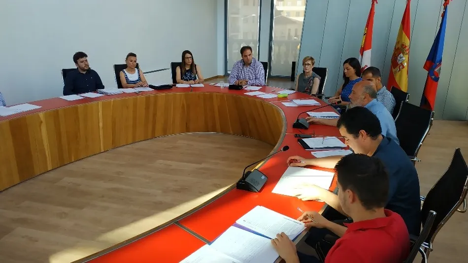 El grupo socialista del Ayuntamiento de Guijuelo, en primer término de la imagen