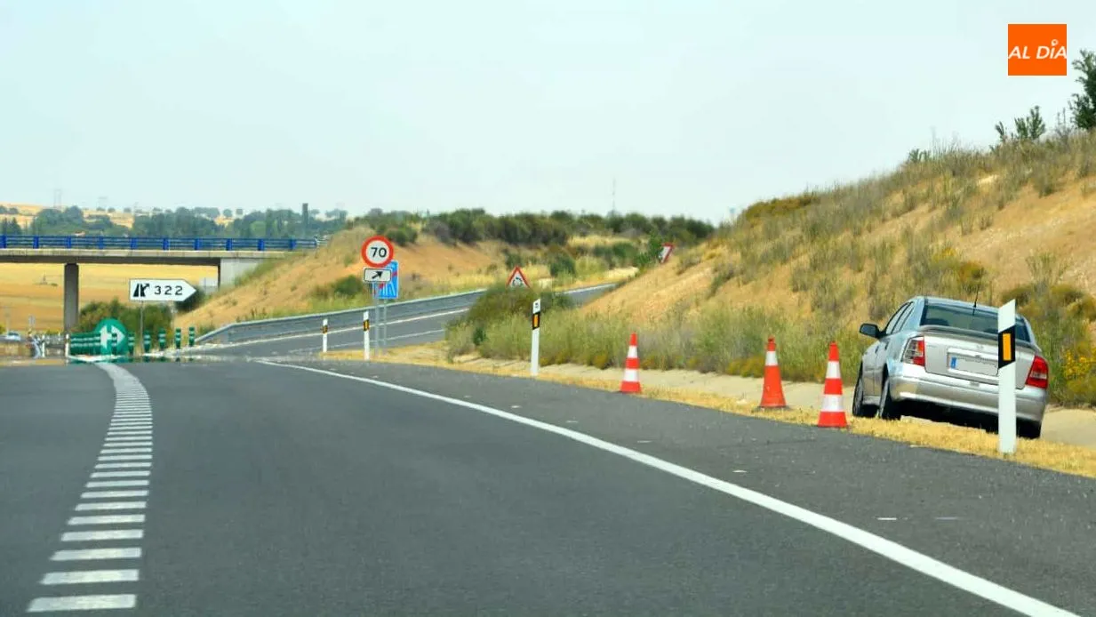 Un coche permanece desde el miércoles en la A-66 en dirección Topas y La Vellés