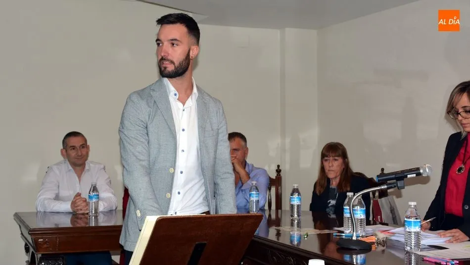 Carlos Pedraz, alcalde de Lumbrales, durante la toma de posesión el pasado 15 de junio / FOTO: ESTER CORREDERA