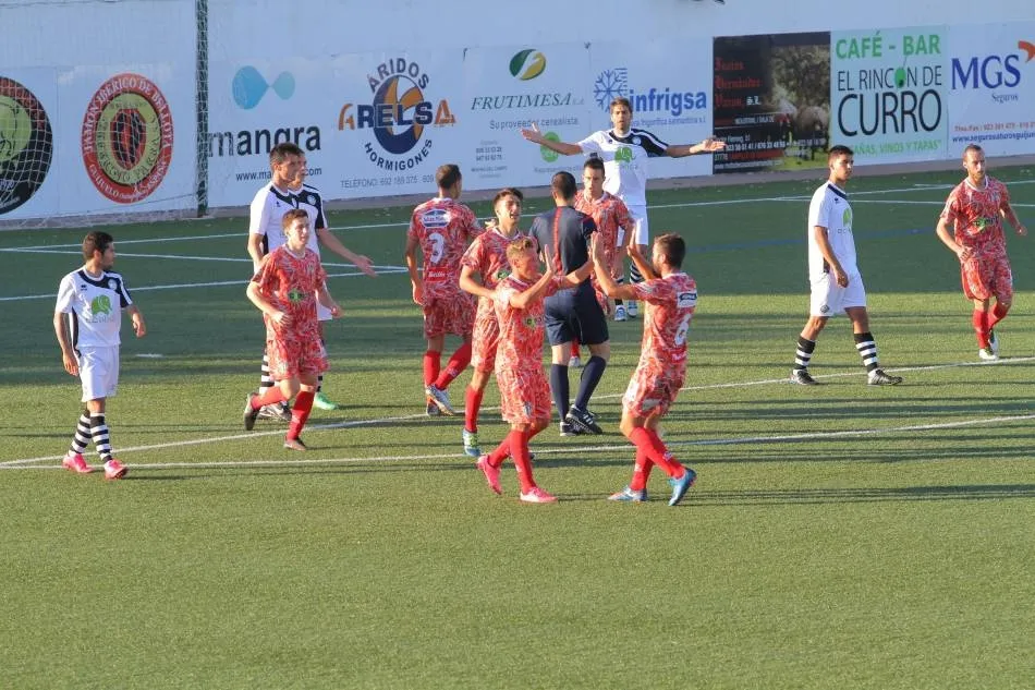 Jugadores del Guijuelo visten la jamoneta durante un partido / Archivo