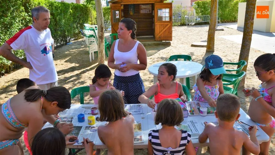 Los niños participan en un divertido taller de decoración de conchas marinas. Foto: Ángel Merino