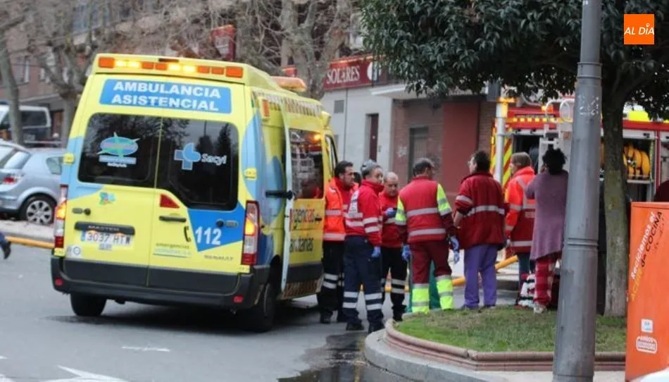 Intervención anterior de una ambulancia en la plaza del Barrio Vidal. Foto de archivo.