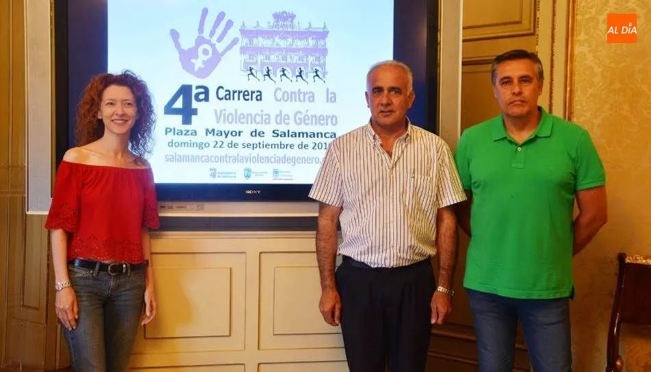 La concejala de Familia e Igualdad de Oportunidades, Ana Suárez, el diputado provincial de Deportes, Jesús María Ortiz, y el delegado provincial de Atletismo, Casimiro Blanco. Foto Lydia González