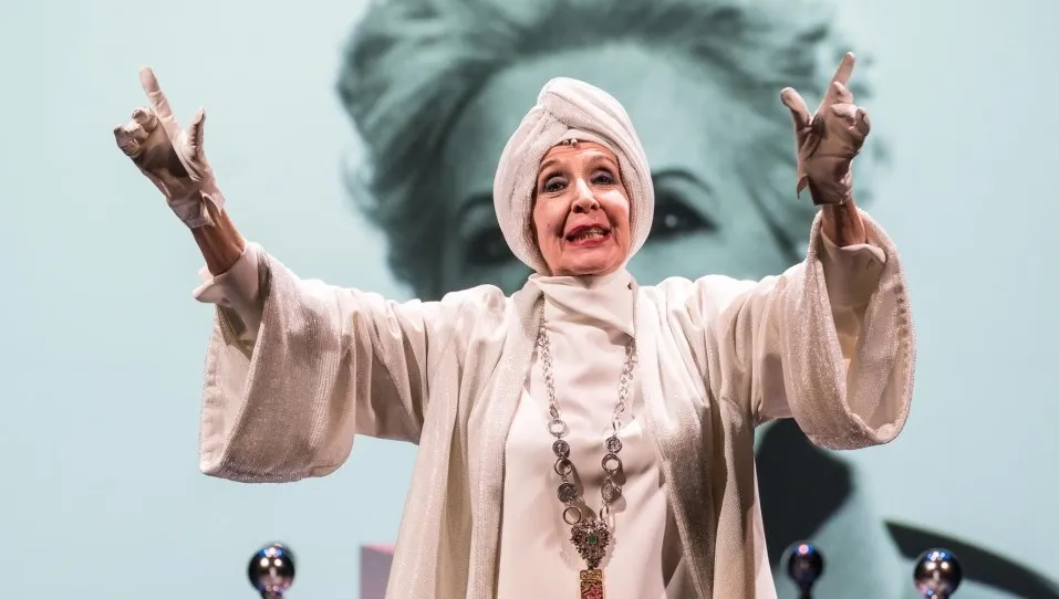 Concha Velasco en una escena de la obra El Funeral