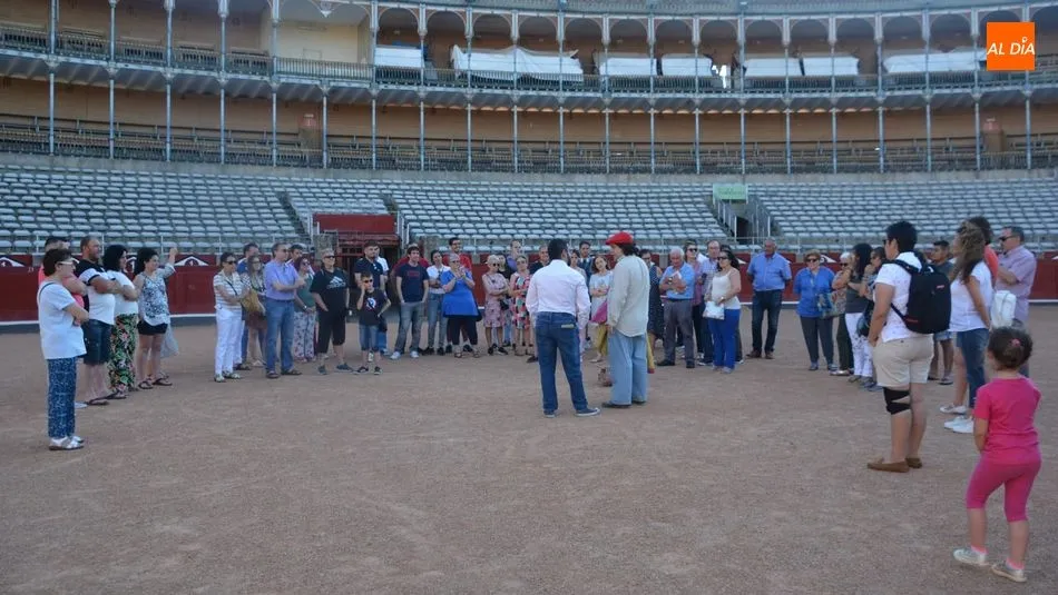 Numeroso público ha participado en la visita a la plaza de toros de Salamanca. Foto: Lydia González