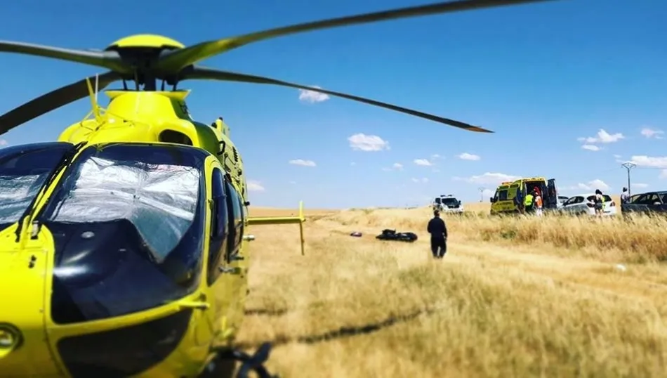 Momento en el que atendían al herido, tras la llegada del helicóptero medicalizado. Foto @helicopteromedicalizadosalaman