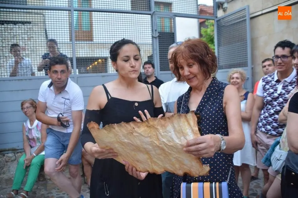 Visita teatralizada en la Cueva de Salamanca. Foto de Lydia González