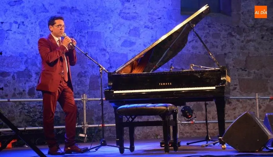 El pianista cubano, Pepe Rivero, en el inicio de este concierto en los Jardines de Santo Domingo de la Cruz. Foto de Lydia González