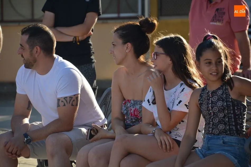 Diversión infantil y acrobacias de aves en las fiestas de Galindo y Perahuy
