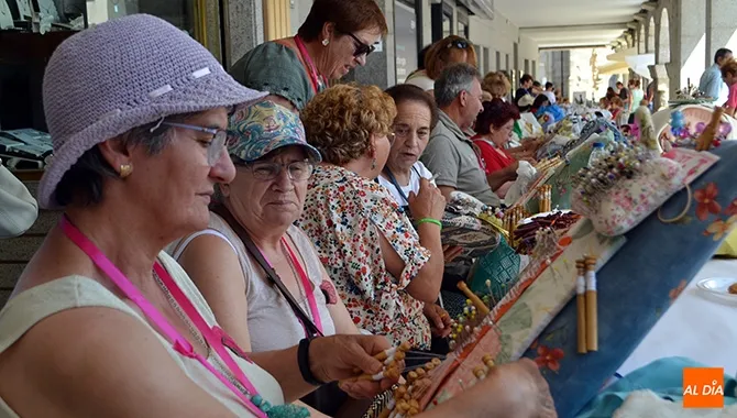 Más de un centenar de encajeras participaban este sábado en Peñaranda en el XV Encuentro de encajeras
