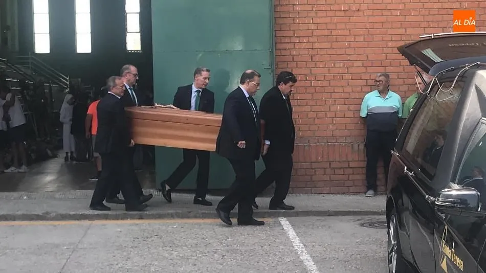 Salida del féretro de una de las víctimas de este siniestro