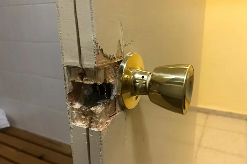 Los usuarios del pabellón Miguel Ángel Jiménez Barcala denuncian problemas como pomos destrozados en el vestuario entre otros muchos