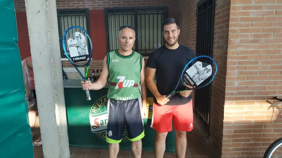 ‘Cholo’ y Juan Carlos, ganadores del campeonato, recibían dos raquetas Head como trofeo