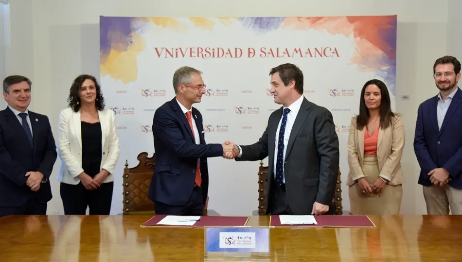El rector de la Universidad de Salamanca, Ricardo Rivero, y el director del CAR de Salamanca de la empresa everis, Javier Millán González, tras la firma del convenio. Foto USAL