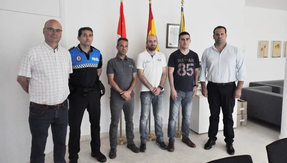 El alcalde, David Mingo, y el concejal de Policía, Jesús Hernández, junto a los tres nuevos agentes