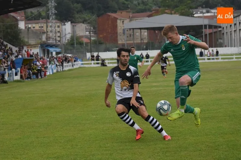 Javi Navas, ante el Oviedo / José Luis Cotobal