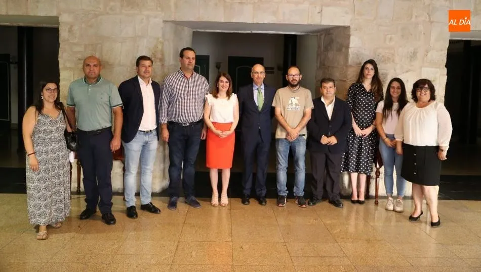 Los concejales de Coordinación Territorial, Javier Iglesias, y Educación, María Victoria Bermejo, junto a los representantes de los pueblos del alfoz. Foto de Víctor Sánchez