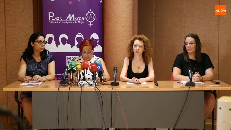 Ascensión Iglesias Redondo, presidenta de la Asociación de Ayuda a la Mujer ‘Plaza Mayor’, en el centro, en la presentación de esta campaña. Foto de Víctor Sánchez