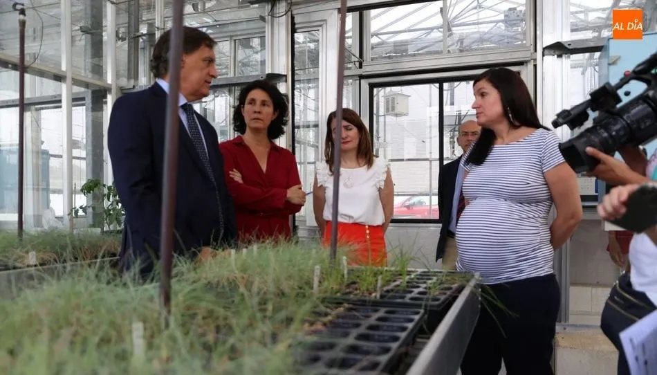 Visita del alcalde, Carlos García Carbayo, al laboratorio en el que trabaja Ainhoa Martínez