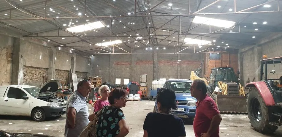 Una de las naves afectadas por la granizada, que dejó agujeros en el tejado