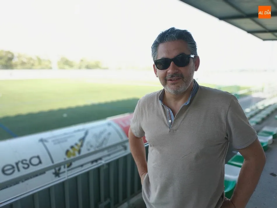 Goyo Llorente, nuevo presidente del CD Guijuelo, en el palco del Municipal