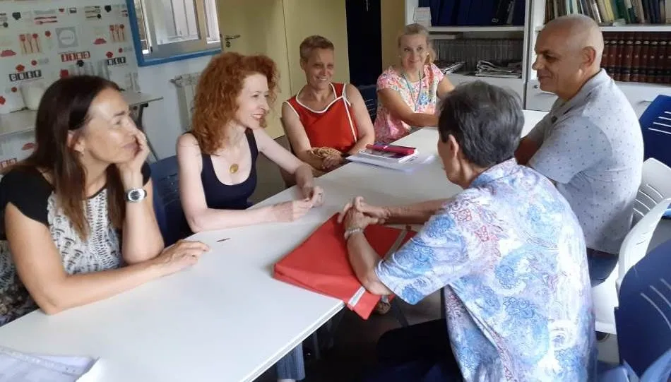La concejala de Familia e Igualdad de Oportunidades, Ana Suárez, y la presidenta de Cáritas Diocesana de Salamanca, Carmen Calzada, junto a otros técnicos de la organización católica