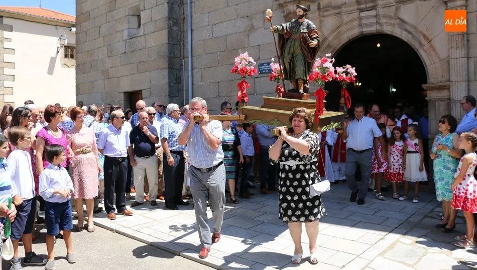 Momento del inicio de la procesión de Santiago Apóstol / CORRAL