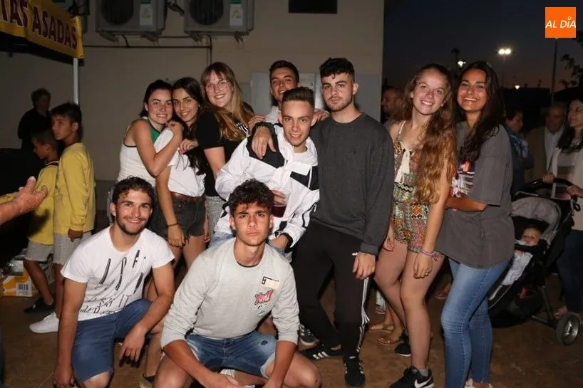 Un grupo de jóvenes, a punto de recoger sus patatas asadas | Víctor Sánchez