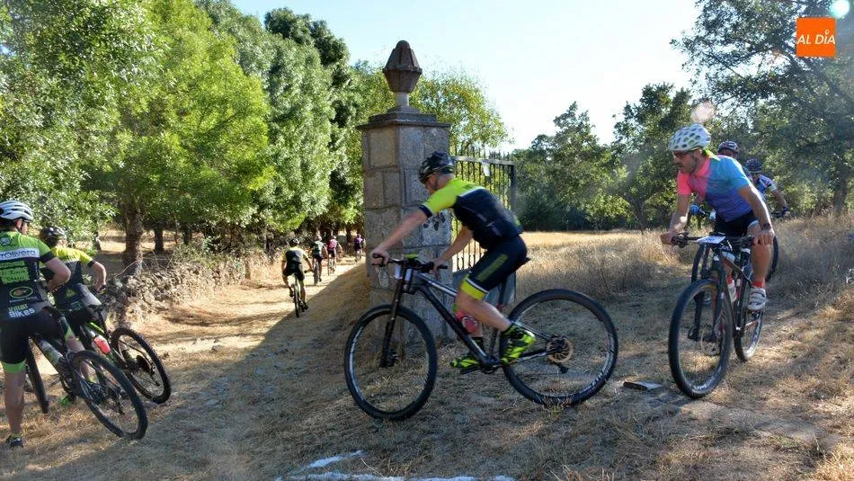 Un grupo de ciclistas pasando por el camino en dirección al castro de Las Merchanas / E. Corredera