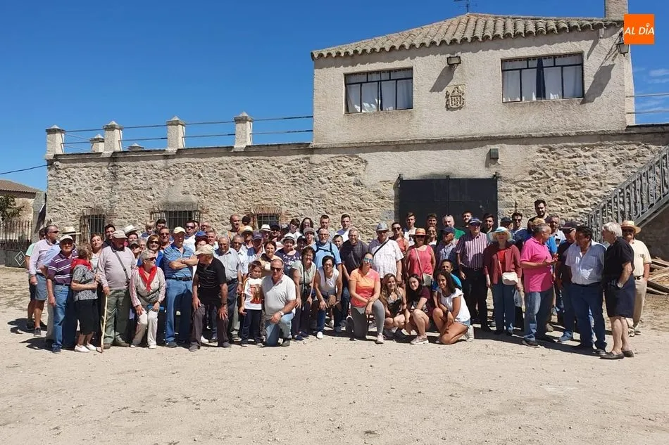 Más de un centenar de vecinos acudían a ver los toros que saldrán en las fiestas de San Roque