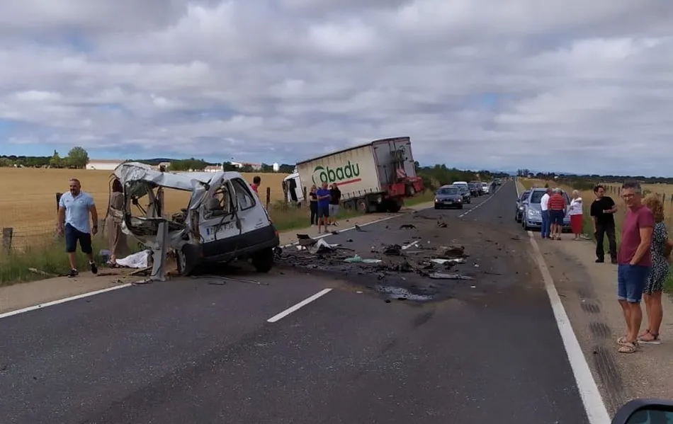 Estado en el que quedó la furgoneta tras colisionar con el camión